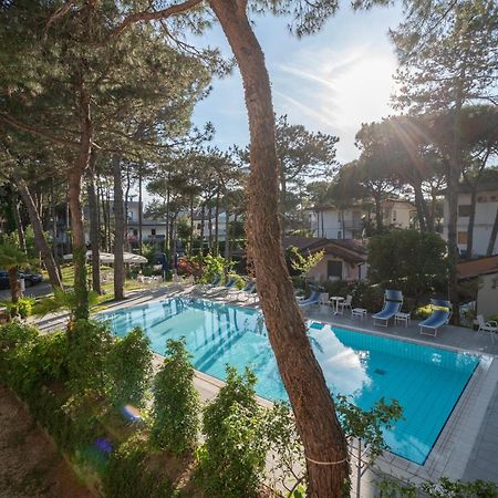 Hotel Caracas Lignano Sabbiadoro Buitenkant foto