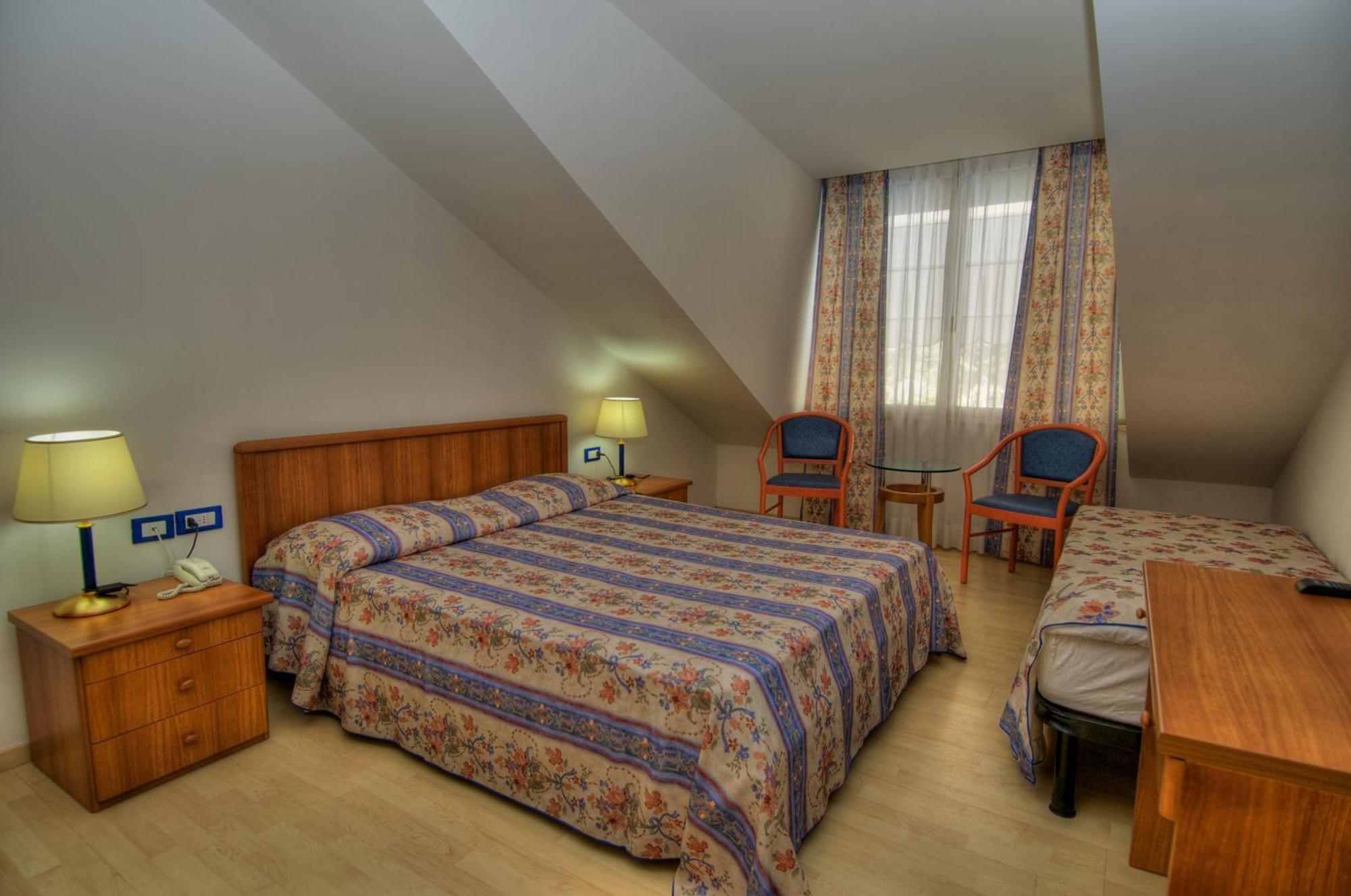 Hotel Caracas Lignano Sabbiadoro Buitenkant foto