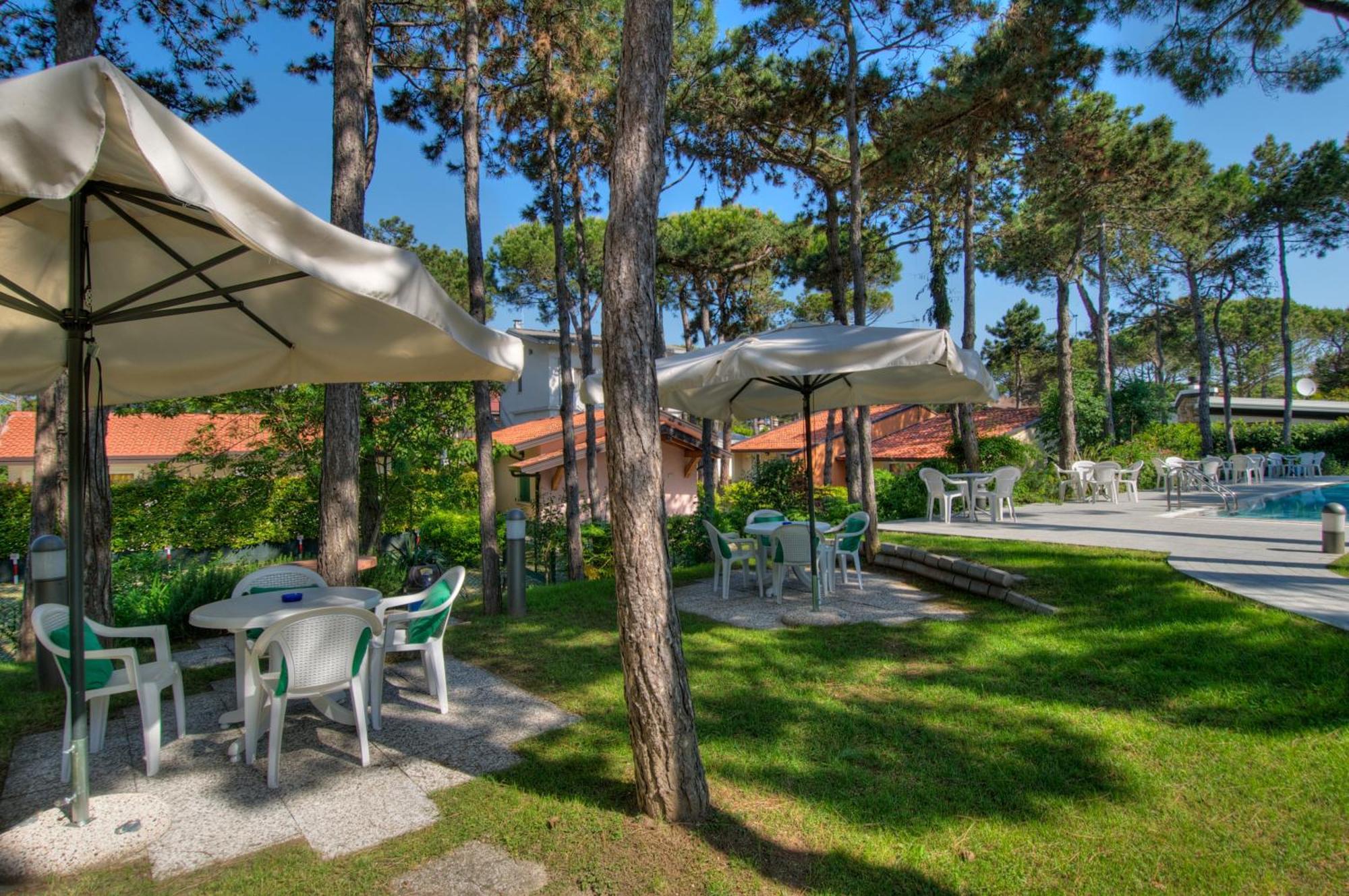 Hotel Caracas Lignano Sabbiadoro Buitenkant foto