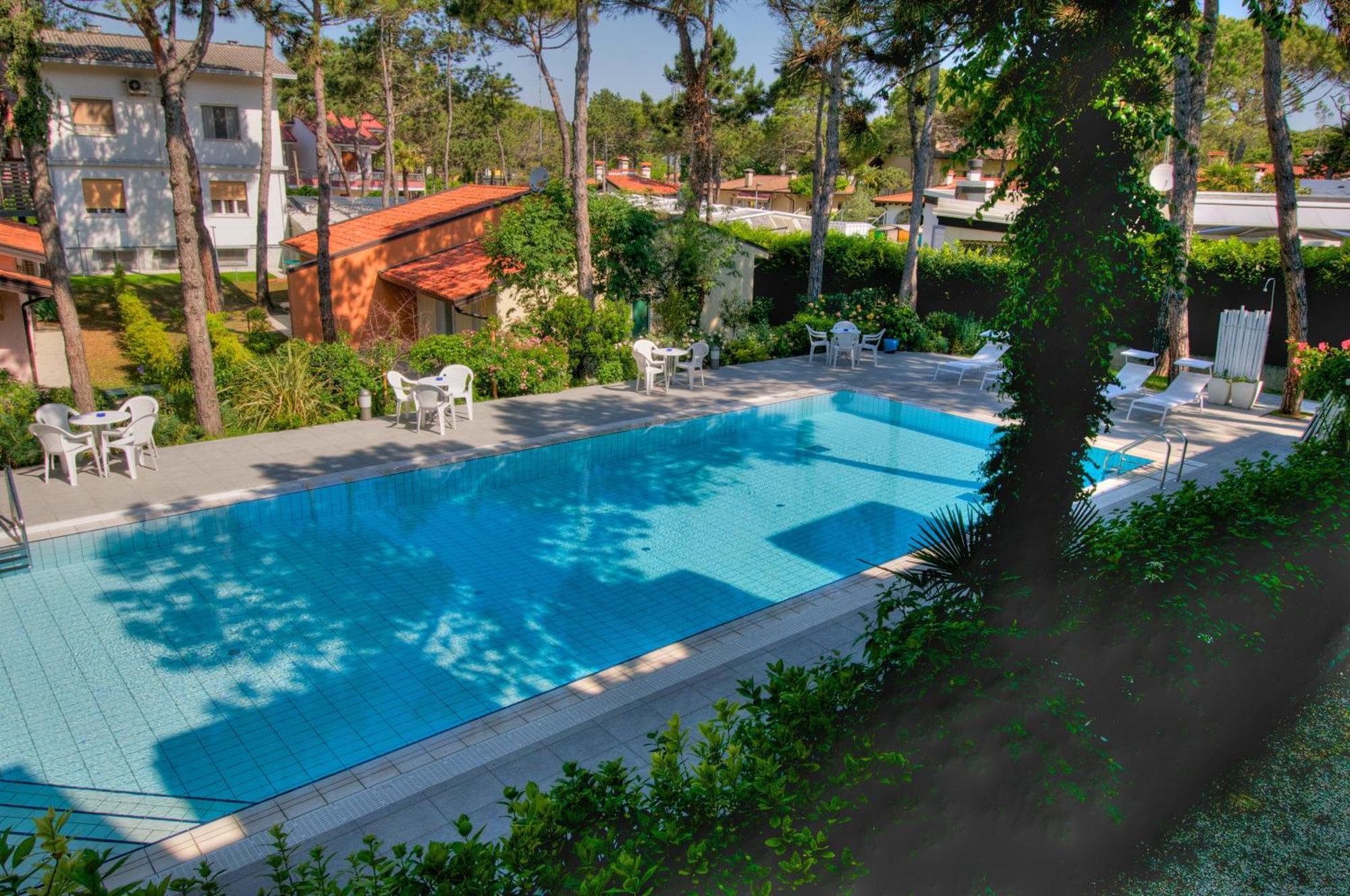 Hotel Caracas Lignano Sabbiadoro Buitenkant foto