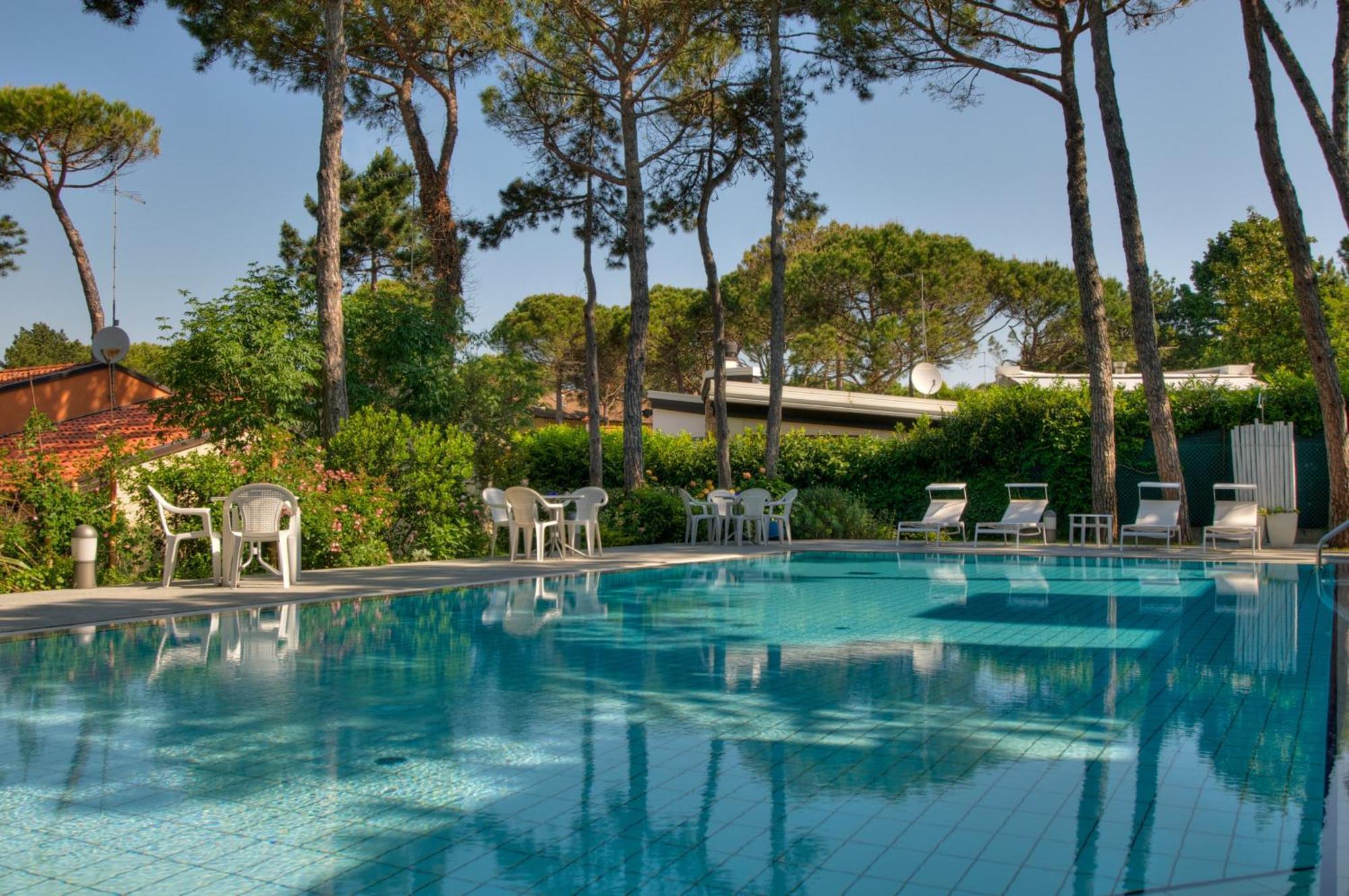 Hotel Caracas Lignano Sabbiadoro Buitenkant foto