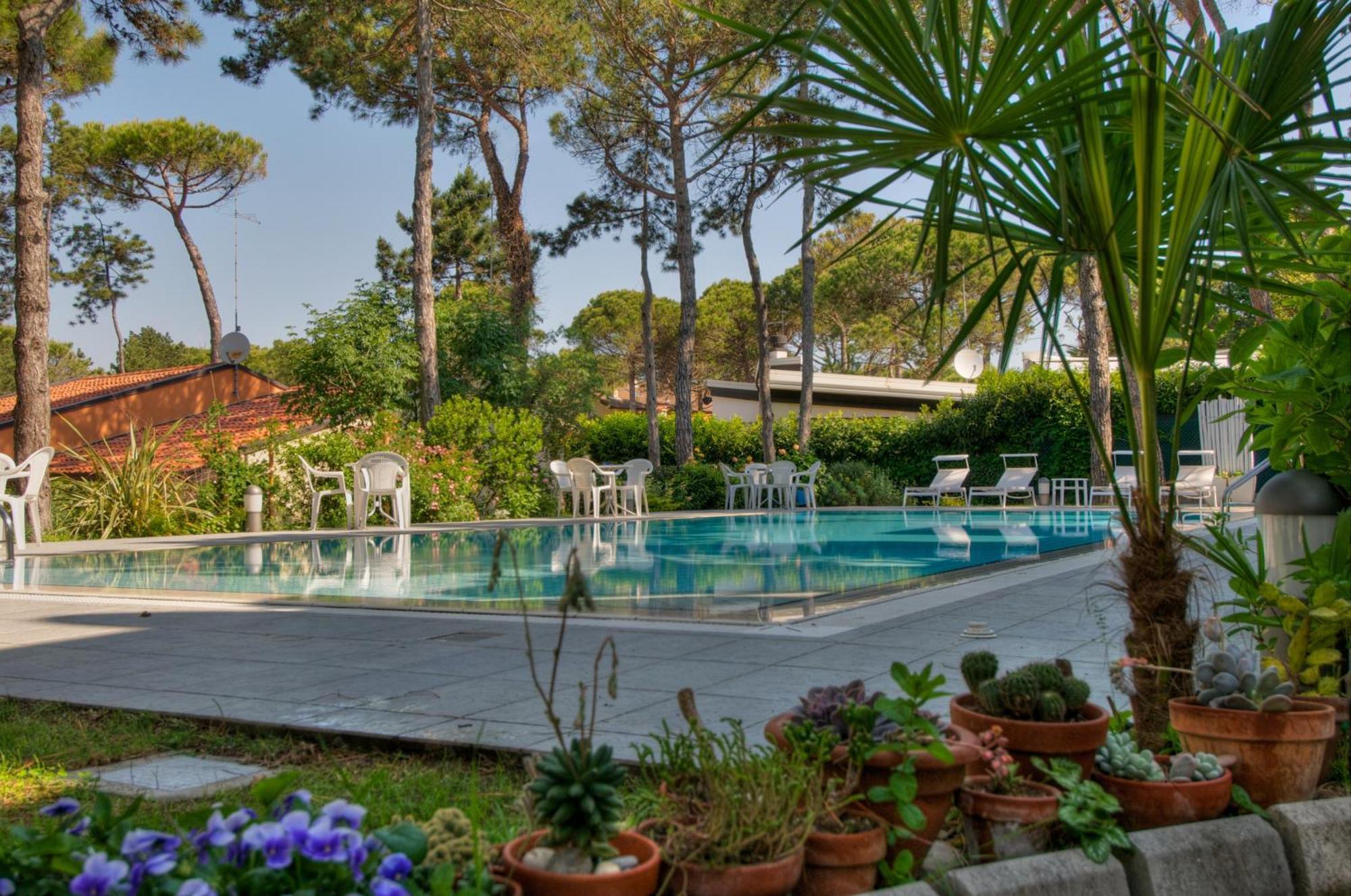 Hotel Caracas Lignano Sabbiadoro Buitenkant foto