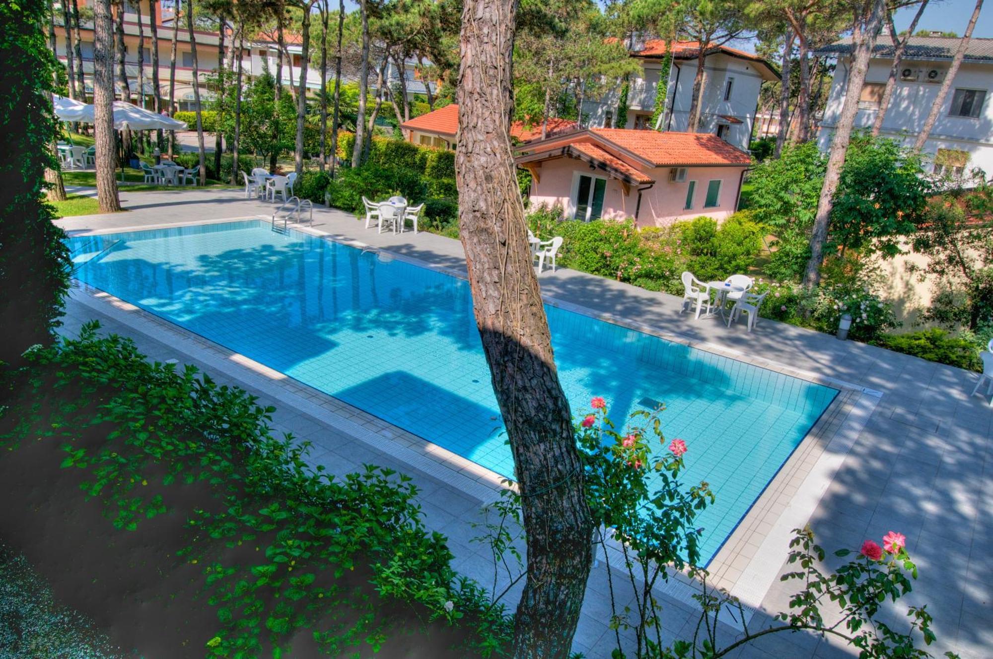 Hotel Caracas Lignano Sabbiadoro Buitenkant foto