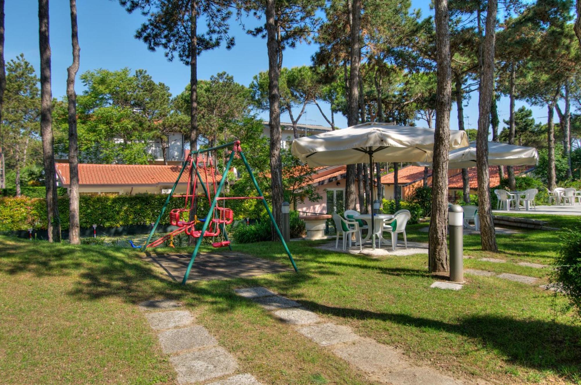 Hotel Caracas Lignano Sabbiadoro Buitenkant foto