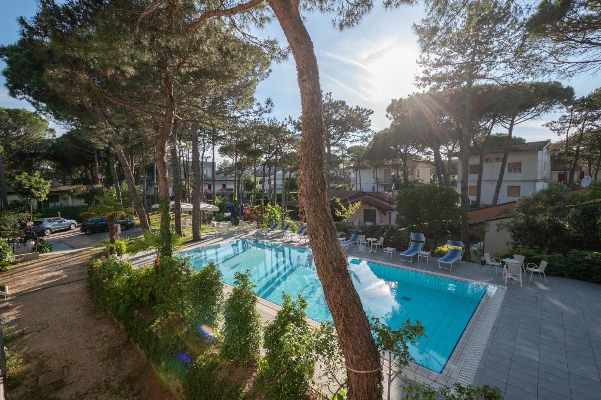 Hotel Caracas Lignano Sabbiadoro Buitenkant foto