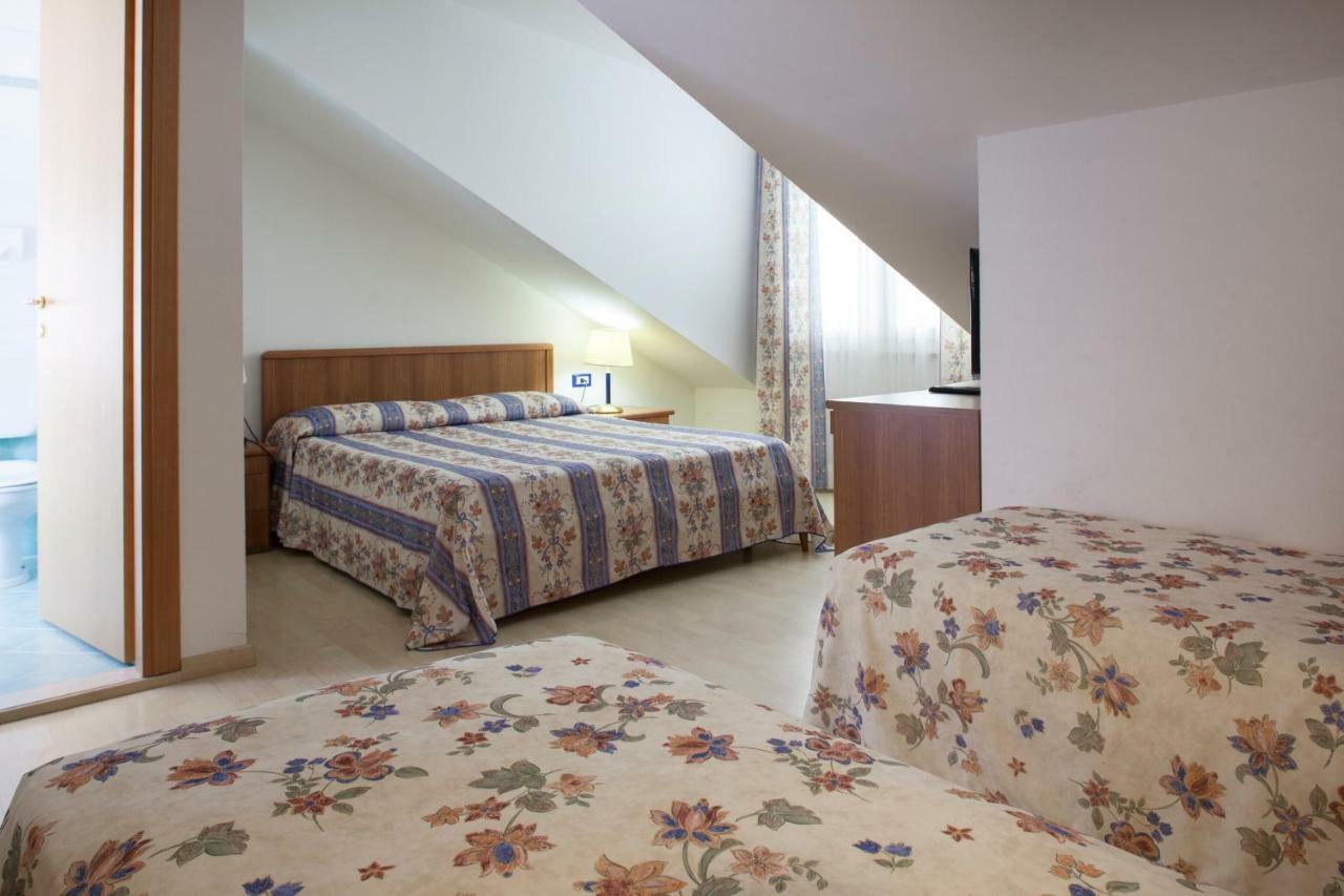 Hotel Caracas Lignano Sabbiadoro Buitenkant foto